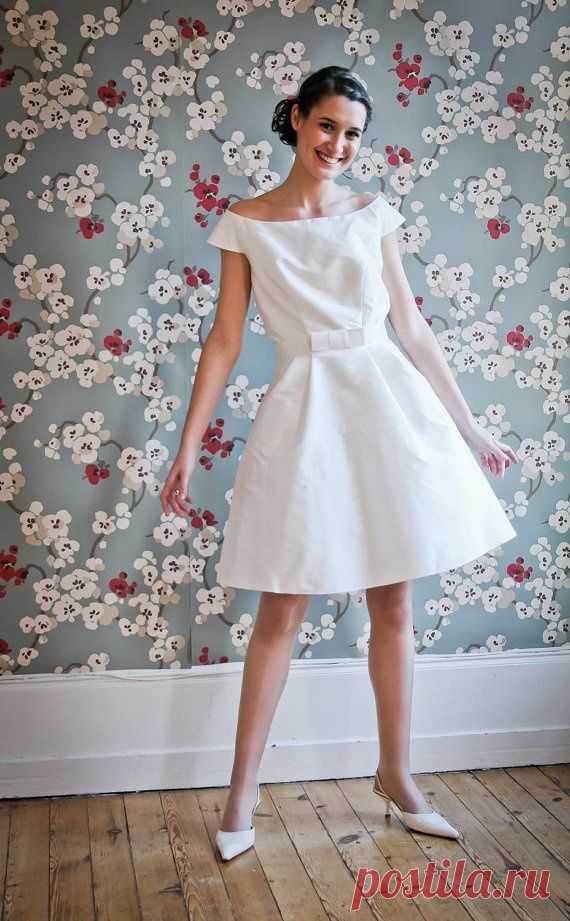 A gorgeous wedding dress, made in France. #EtsyFrance | KORTE BRUDEKJOLER