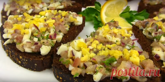 Быстрая закуска из скумбрии Мы предлагаем вам приготовить вот такие вкуснейшие бутерброды со скумбрией. Эта закуска прекрасно подойдет для праздничного и даже новогоднего стола. Бутерброды получаются вкусными, ароматными и невер…