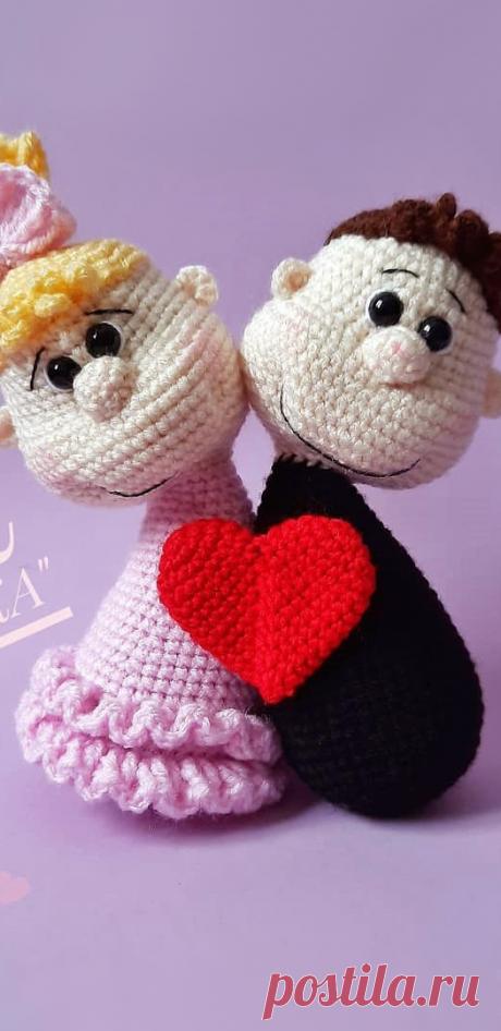 PDF Парочка крючком. FREE crochet pattern; Аmigurumi doll patterns. Амигуруми схемы и описания на русском. Вязаные игрушки и поделки своими руками #amimore - влюблённая парочка, кукла, куколка, 14 февраля, день Святого Валентина, день всех влюблённых, свадьба, годовщина.