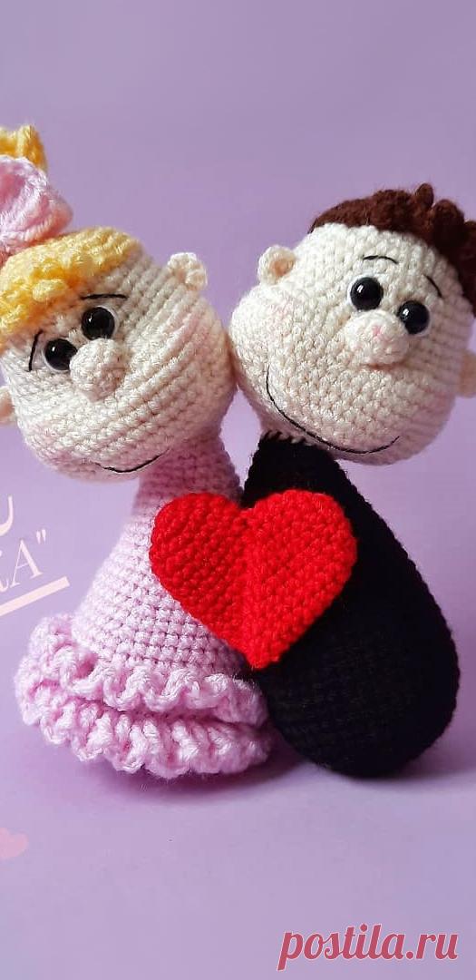 PDF Парочка крючком. FREE crochet pattern; Аmigurumi doll patterns. Амигуруми схемы и описания на русском. Вязаные игрушки и поделки своими руками #amimore - влюблённая парочка, кукла, куколка, 14 февраля, день Святого Валентина, день всех влюблённых, свадьба, годовщина.
