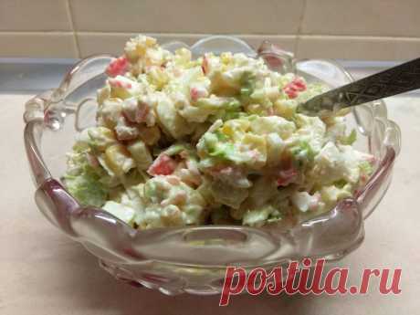 Салат из пекинской капусты, крабовых палочек, кукурузы и сулугуни - рецепт с фото пошагово&gt;&gt;&gt;Пекинская капуста - 1 шт.
==Крабовые палочки - 200 гр.
==Консервированная кукуруза - 1 банка
==Сыр сулугуни - 250 гр.
==Яйца - 3 шт.
==Майонез - 450 мл.