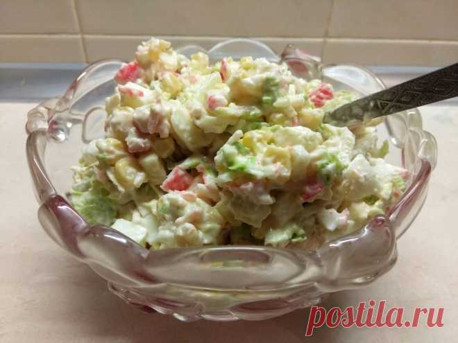 Салат из пекинской капусты, крабовых палочек, кукурузы и сулугуни - рецепт с фото пошагово>>>Пекинская капуста - 1 шт.
==Крабовые палочки - 200 гр.
==Консервированная кукуруза - 1 банка
==Сыр сулугуни - 250 гр.
==Яйца - 3 шт.
==Майонез - 450 мл.