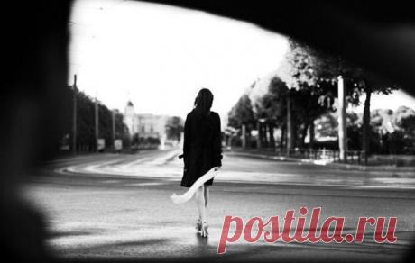 «Та женщина, которая ушла...»: стихотворение о расставаниях и потерях