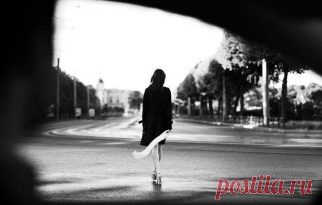 «Та женщина, которая ушла...»: стихотворение о расставаниях и потерях