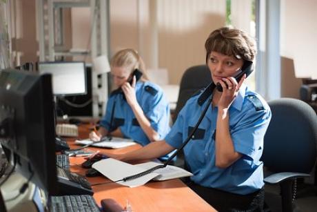 В России выросло число экстренных вызовов от автомобилистов. В России участились экстренных вызовы от автомобилистов — в 2022 году их число выросло в 1,6 раза по сравнению с прошлым годом и составило 12,5 миллиона. Об этом сообщили в АО «Глонасс», пишет РИА Новости. За сутки в 2022 году система получала 35,7 тысячи обращений, в 2021 году — 21,6 тысячи.