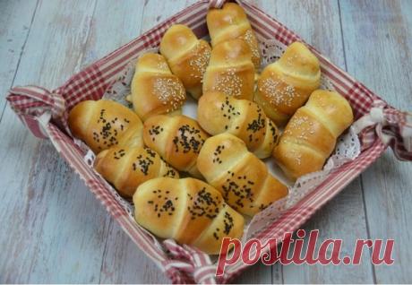 Польские булочки 

Ингредиенты:

Молочная сыворотка — 125 мл
Сливочное масло растопленное — 40 г
Сахар — 1,5 ст. л.
Яйца в тесто — 1 шт.
Желток — для смазывания булочек перед выпечкой
Мука в тесто — 300 г
Мука — на подпыл стола
Соль — 0,25 ч. л.
Дрожжи свежие, прессованные — 12,5 г
Молоко — для смазывания булочек перед выпечкой
Джем или варенье, повидло, которое не растекается — 2 ст. л.
Кунжут белый или черный (можно использовать мак) — 1–2 ч. л.
Ванильный сахар — 0,5 ч. ...