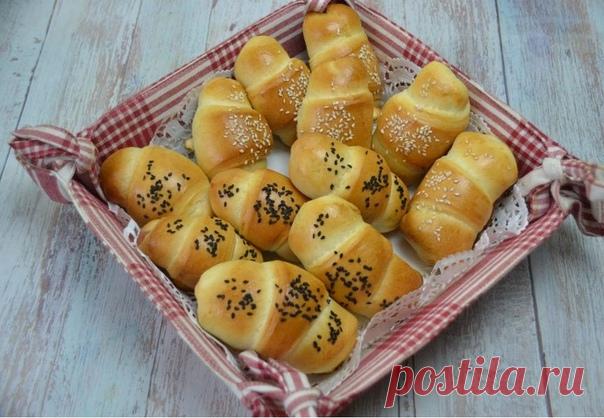 Польские булочки 

Ингредиенты:

Молочная сыворотка — 125 мл
Сливочное масло растопленное — 40 г
Сахар — 1,5 ст. л.
Яйца в тесто — 1 шт.
Желток — для смазывания булочек перед выпечкой
Мука в тесто — 300 г
Мука — на подпыл стола
Соль — 0,25 ч. л.
Дрожжи свежие, прессованные — 12,5 г
Молоко — для смазывания булочек перед выпечкой
Джем или варенье, повидло, которое не растекается — 2 ст. л.
Кунжут белый или черный (можно использовать мак) — 1–2 ч. л.
Ванильный сахар — 0,5 ч. ...