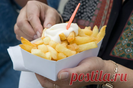 Как бельгийцы готовят картошку фри, утверждая, что это не фри, а friet
Это забавно, но кулинарные битвы ведутся даже из-за такой банальности, как картошка-фри. Я знаю, многие сейчас скажут, что картошка-фри — вовсе не то блюдо, о котором можно и нужно писать. Мол, завезли его к нам супостаты, популяризируют — американцы в своем богопротивном Макдональдсе и прочих точках фаст -фуда, а нам, как носителям древней русской культуры, […]
Читай дальше на сайте. Жми подробнее ➡
