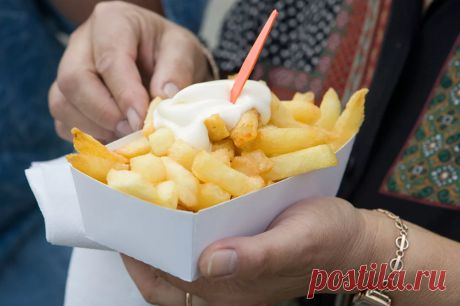 Как бельгийцы готовят картошку фри, утверждая, что это не фри, а friet
Это забавно, но кулинарные битвы ведутся даже из-за такой банальности, как картошка-фри. Я знаю, многие сейчас скажут, что картошка-фри — вовсе не то блюдо, о котором можно и нужно писать. Мол, завезли его к нам супостаты, популяризируют — американцы в своем богопротивном Макдональдсе и прочих точках фаст -фуда, а нам, как носителям древней русской культуры, […]
Читай дальше на сайте. Жми подробнее ➡