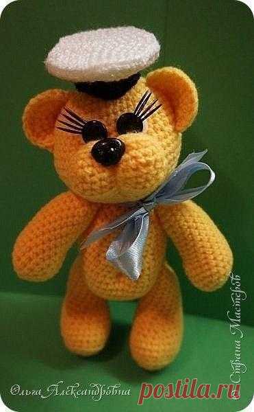 Медвежонок

Как связать крючком МЕДВЕЖОНКА. Мастер-класс подойдет для начинающих, которые захотели подружиться с крючком и есть желание творить игрушечки для себя и близких. Автор мастер-класса - Ольга Александровна

Нам понадобятся:

любые акриловые ниточки, можно фактурные: мохер, травку и т.д.
крючок №2
носик, глазки или пуговицы, а также в ход могут пойти и полубусины.
ресницы покупные
ленточка
УСЛОВНЫЕ ОБОЗНАЧЕНИЯ
СБН - столбик без накида
2СБН вместе - 2 столбика без ...