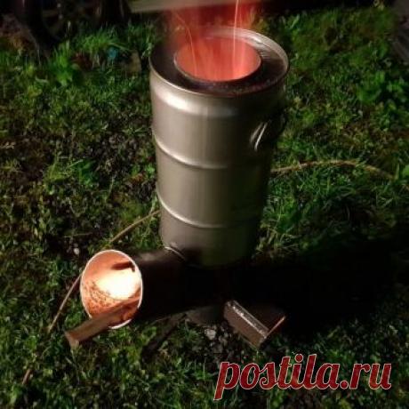 Ракетная печь из кислородного баллона Ракетная печь, благодаря своим параметрам, завоевала популярность во всем мире. Неприхотливость к топливу, хорошая теплоотдача, несложность в изготовлении основные преимущества такой печи. Кстати ракетная печь изготавливается и в жилых помещениях для обогрева и приготовления пиши, а не только, как