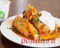 10 самых вкусных рецептов голубцов.
1. Голубцы с грибами
Ингредиенты:
Белокочанная капуста — 8–10 листьев 
Вода 
Соль — по вкусу 
Растительное масло — 2 ст. л. 
Для начинки: 
Свежие грибы — 500 г или сушеные грибы — 100 г 
Томатная паста — 1–2 ст. л. 
Рассыпчатая рисовая каша — 1/2 ст.
Соль — по вкусу
Приготовление:
1. Капустные листья проварить в кипящей воде 2–3 мин., вынуть из воды, дать воде стечь. 
2. При необходимости жесткие прожилки листьев слегка отбить до мягкости деревянной тяпко