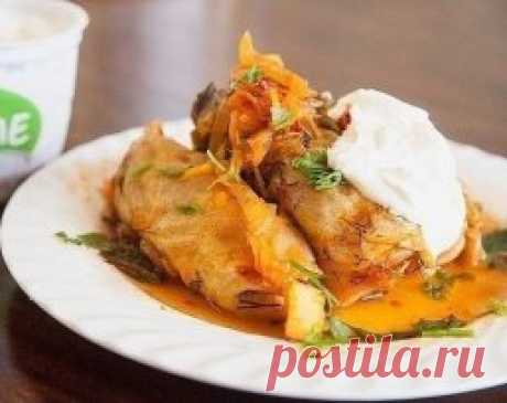 10 самых вкусных рецептов голубцов.
1. Голубцы с грибами
Ингредиенты:
Белокочанная капуста — 8–10 листьев 
Вода 
Соль — по вкусу 
Растительное масло — 2 ст. л. 
Для начинки: 
Свежие грибы — 500 г или сушеные грибы — 100 г 
Томатная паста — 1–2 ст. л. 
Рассыпчатая рисовая каша — 1/2 ст.
Соль — по вкусу
Приготовление:
1. Капустные листья проварить в кипящей воде 2–3 мин., вынуть из воды, дать воде стечь. 
2. При необходимости жесткие прожилки листьев слегка отбить до мягкости деревянной тяпко
