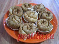 УЛИТКИ-БЛИН !!!  **Выпекаем свои любимые блины - на край выложить начинку 1-2с/л, свернуть в  нетугую трубочку. Скрутить в улитку, и завязать сыром "косичка".  Просто, и необычно !!!