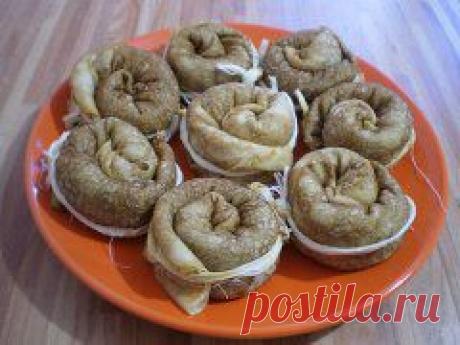 УЛИТКИ-БЛИН !!!  **Выпекаем свои любимые блины - на край выложить начинку 1-2с/л, свернуть в  нетугую трубочку. Скрутить в улитку, и завязать сыром &quot;косичка&quot;.  Просто, и необычно !!!