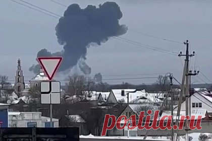 Российский пилот объяснил деталь на видео с падением Ил-76 под Белгородом. Упавший в Белгородской области военно-транспортный самолет Ил-76 не дымил, что могло быть обусловлено действиями экипажа, считает пилот с 40-летним стажем Владимир Сальников. По его словам, после сбития борта в одном из двигателей мог возникнуть пожар, но летчики могли перекрыть подачу топлива.