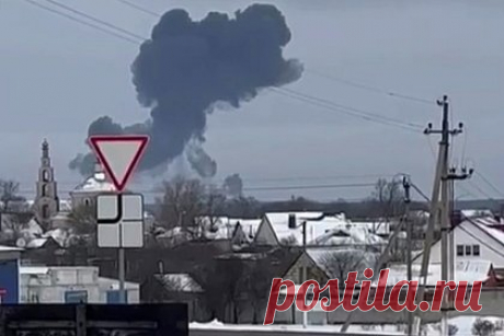 Российский пилот объяснил деталь на видео с падением Ил-76 под Белгородом. Упавший в Белгородской области военно-транспортный самолет Ил-76 не дымил, что могло быть обусловлено действиями экипажа, считает пилот с 40-летним стажем Владимир Сальников. По его словам, после сбития борта в одном из двигателей мог возникнуть пожар, но летчики могли перекрыть подачу топлива.