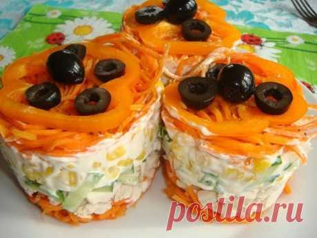 САЛАТ  К ПРАЗДНИКУ
НЕОБХОДИМО
250 г морковь по-корейски
2 свежих огурца
400 г отварного куриного филе
1 баночка консервированной кукурузы
200 г майонеза 
соль по вкусу
оливки, сладкий перец
1. Филе нарезать кубиками. 
2.Огурцы нарезать соломкой. 
2. Морковь по-корейски отжать от маринада, с кукурузы слить жидкость. 
3.На блюдо поставить форму для укладки салатов и выложить салат слоями
1 слой - морковь по-корейски 12 часть по рецепту + майонез
2 слой - куриное филе + майон...