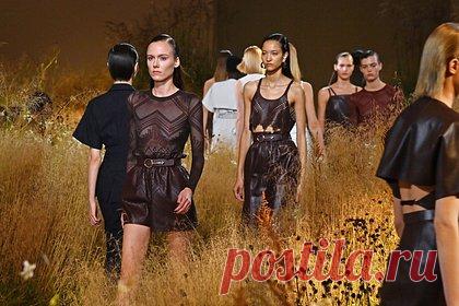 Зоозащитница с плакатом против жестокости к животным прервала показ Hermes. Зоозащитница с плакатом против жестокости к животным прервала показ специализирующегося на изготовлении кожаных изделий французского дома моды Hermes. На размещенных кадрах видно, как активистка выбежала на подиум во время шоу, держа над головой лист бумаги с надписью «Hermes, хватит использовать экзотическую кожу».