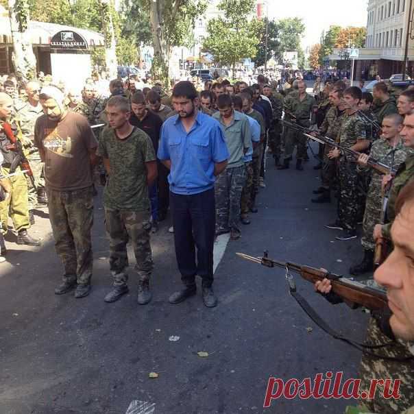 . Пленных украинцев ведут по центру Донецка. Вот вам и парад. Жутко на самом деле. Самое мягкое, что скандировали люди: Фашисты - Народные новости - МОЁ! Online Воронеж