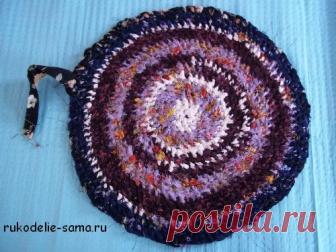 Плетение ковриков из полосок ткани Плести коврики можно из разных материалов. Этот коврик сплетен из разноцветных полосок ткани при помощи простого инструмента - английской булавки.