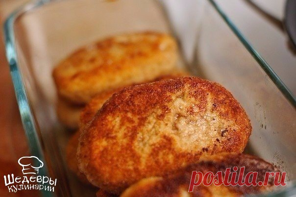 КУРИНЫЕ КОТЛЕТЫ С СЫРОМ 🍴

ИНГРЕДИЕНТЫ:
● Куриная грудка — 500 г
● Батон — 200 г
● Молоко (теплое) — 1/2 стакана
● Сливочное масло — 6 ст. л.
● Соль — 1/2 ч. л.
● Щепотка перца
● Панировочные сухари — 1/2 стакана
● Чеснок — 1 зубчик
● Подсолнечное масло — 1 ст. л.
● Сыр — 100 г