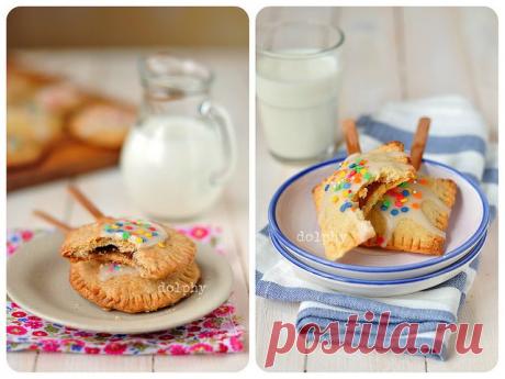 Поп-тартс. Поп-тартс или Pop-Tarts - это название популярного печенья с начинкой родом из Соединенных Штатов. Представляют собой два тонких хрустящих слоя песочного теста, между которыми заключена сладкая начинка. Начинки могут быть самыми разнообразными, и это печенье вкусно невероятно! Доказывают это ежегодные многомиллионные продажи. Но за таким печеньем не обязательно ехать в американский магазин, его очень легко сделать дома. А чтобы получилось не только вкусно, но и забавно, мы посадим его