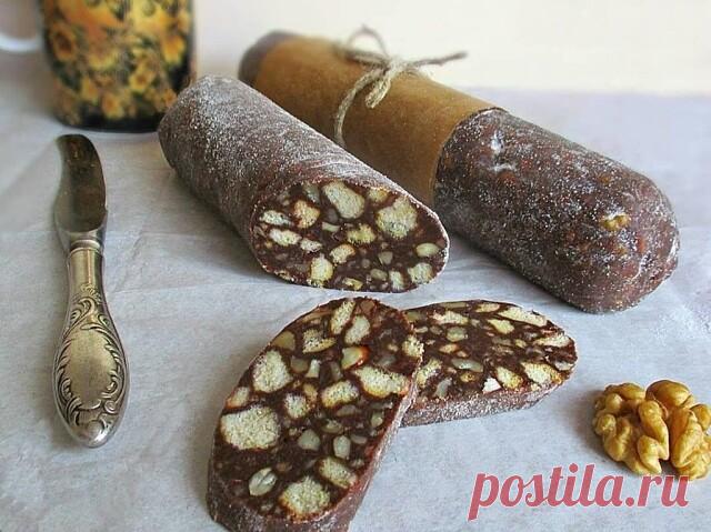 Шоколадная колбаска 

400 гр печенья Юбилейное разломать на кусочки,200 гр орехов (у меня грецкие и миндаль) нарезать и немного обжарить. 

В кастрюльке смешать : 1 банку сгущ.молока+150 гр слив.масла+100 гр тёмного шоколада+3 ст.л.какао нагреть и размешать до однородной массы, добавить печенье и орехи, размешать,выложить на пищевую плёнку. 

Скатать колбаски и поместить в морозилку на 1 час. 

Приятного аппетита!
____________