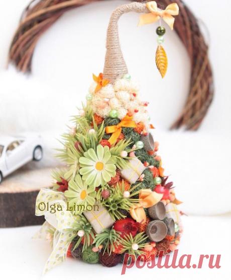 Елочка с ромашками из холодного фарфора и хвоей. Высота около 23-25 см. 
Назвала её елочка "Конфета" :) будем в альбоме "елочки".