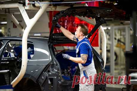 Volkswagen сократит производство. Крупнейший в мире завод Volkswagen в Вольфсбурге перейдет на одну рабочую смену вместо трех на следующей неделе, с 23 по 27 августа. Причина сокращения заключается в нехватке компьютерных чипов, сообщил Bloomberg. На заводе работают 60 тысяч человек. Ранее с аналогичными проблемами столкнулись другие автопроизводители.