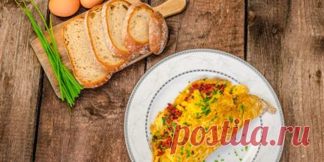 Варианты блюд для тех, кто устал от банального омлета и глазуньи. 1. Желток на «облачке» Отделите белки от желтков и взбейте их с солью в устойчивую пену. Застелите противень пекарской бумагой, смажьте её маслом. Разделите белковую массу на порции и выложите их на противень. Каждой придайте форму