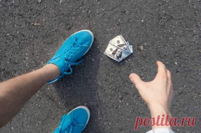 Уголовка за находку. Юрист объяснил, можно ли забрать себе найденные деньги. Мужчина, нашедший миллион рублей на московской улице, стал фигурантом уголовного дела. Получается, если ты возьмешь себе любую вещь, потерянную другим, ты автоматически становишься вором? На этот вопрос отвечают юристы.