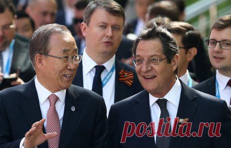 Генсек ООН отметил,что видел, как после парада на улицах остались сотни тысяч людей.&quot;Сначала я думал, что они проводят демонстрацию против вашего правительства, но я увидел, что нет, - они, наоборот, приветствовали ваше правительство. Я увидел, что они делали это с гордостью..&quot; /Ген. секрет. ООН Пан Ги Мун и президент Республики Кипр Никос Анастасиадис © Станислав Красильников/ТАСС |ТАСС: Международная панорама - Пан Ги Мун отметил радостную атмосферу на праздновании Победы в Москве