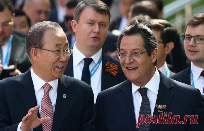 Генсек ООН отметил,что видел, как после парада на улицах остались сотни тысяч людей."Сначала я думал, что они проводят демонстрацию против вашего правительства, но я увидел, что нет, - они, наоборот, приветствовали ваше правительство. Я увидел, что они делали это с гордостью.." /Ген. секрет. ООН Пан Ги Мун и президент Республики Кипр Никос Анастасиадис © Станислав Красильников/ТАСС |ТАСС: Международная панорама - Пан Ги Мун отметил радостную атмосферу на праздновании Победы в Москве