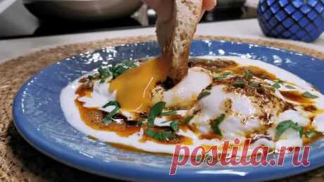 У нас так не готовят, потому что лень. А я считаю зря. Турецкий повар научил, как приготовить невероятно вкусную яичницу Чилбир - Будет вкусно - Медиаплатформа МирТесен