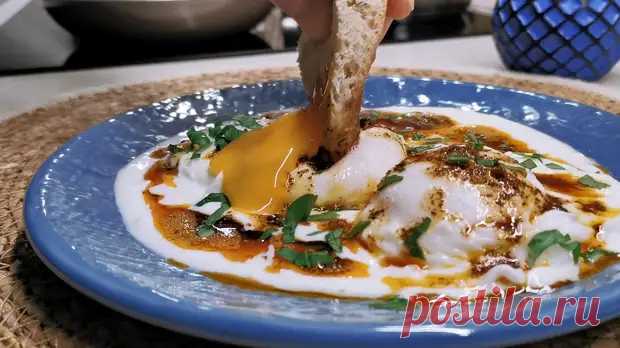 У нас так не готовят, потому что лень. А я считаю зря. Турецкий повар научил, как приготовить невероятно вкусную яичницу Чилбир - Будет вкусно - Медиаплатформа МирТесен