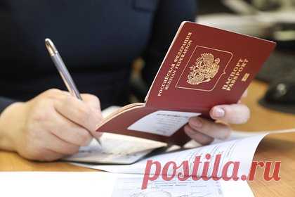 Российские дипломаты призвали помочь брошенной в Мексике 73-летней россиянке. Почему сын с женой-украинкой оставили ее?. Гражданин России вместе с супругой-украинкой бросил 73-летнюю мать без денег на пороге консульства в Мехико. Российские дипломаты при помощи соотечественников направили обманутую пенсионерку в Москву и попросили помочь ей. Подробности истории сообщил консул Александр Иващенко.