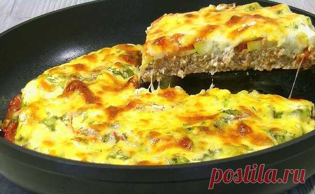 Готовлю кабачки теперь только так!! Обалденная запеканка с фаршем и чесноком. Одна из самых вкусных запеканок из кабачков, какие мне доводилось готовить – ароматные овощи с чесноком, тонкий слой сочного фарша и всё это под слоем сыра – м-м-м, вкуснее просто не придумаешь!