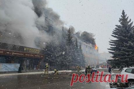 Мощный пожар в здании российской гостиницы ликвидировали. Мощный пожар в здании гостиницы Kamarooms в Набережных Челнах ликвидировали. По данным МЧС России, открытое горение ликвидировали в районе 11 часов дня. В Набережных Челнах начата проверка после произошедшего. О том, что мощный пожар полностью охватил здание гостиницы Kamarooms, стало известно ранее 28 октября.