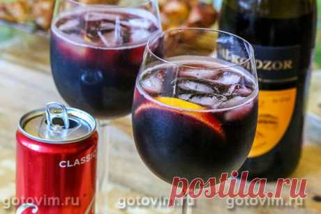 Коктейль из красного вина с колой «Калимочо» (Calimocho/ Kalimotxo). Рецепт с фото Хотя впервые смешать красное вино с колой пришло в голову какому-то бармену в Испании еще в 1920-х годах, коктейль, несмотря на оригинальность и вкус, популярности не получил. Все потому что тогда не было заведений, где подавали бы американскую колу. Все изменилось в 1953 году с запуска завода Coca-Cola в Испании. Коктейль стал популярен и подавался в барах под разными названиями: Rioja Libr...