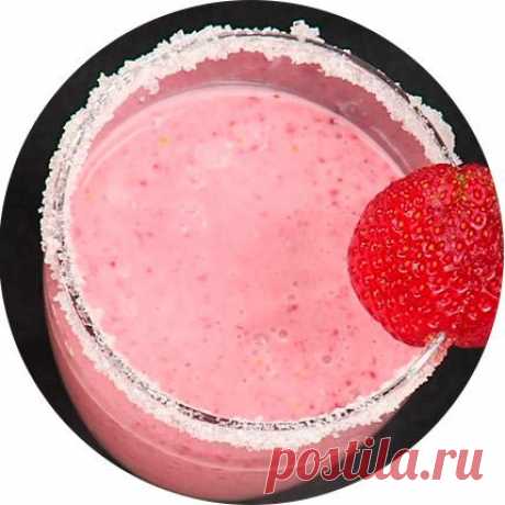 Смузи из клубники! Смузи (англ.  smoothie — «однородный, мягкий, гладкий, приятный») — густой напиток в виде смешанных в блендере или миксере ягод или фруктов (обычно одного вида) с добавлением кусочков льда, сока или молока.