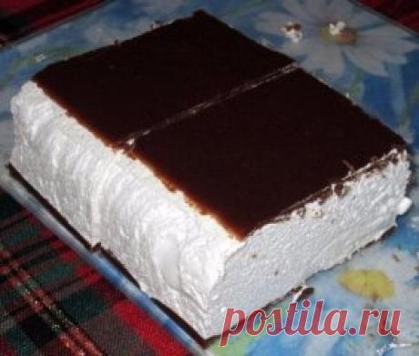 Птичье молоко 
Вам потребуется: 
Для торта: 
-2 пакета желатина (по 8 г) 
-1 стакан молока 
-1 стакан сахара 
-450 г сметаны 
-450 г охлажденных взбитых сливок 
-растительное масло для смазывания формы 
Для глазури: 
-5 столовых ложек какао-порошка 
-5 столовых ложек сахара 
-1 пакет желатина (8 г) 
-5 столовых ложек молока 
-1 стакан холодной воды 
Приготовление: 
1. В небольшой кастрюле смешайте 2 пакетика желатина с 1 стаканом молока. Поставьте на средний огонь и взбивайте, когда от молока