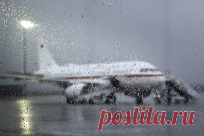 Еще один российский самолет подал сигнал тревоги. Пассажирский самолет Airbus A319, следующий из Краснодара в Санкт-Петербург, подал сигнал тревоги. Как рассказали в авиационных службах, воздушное судно подало сигнал тревоги в небе над Тверской областью. Уточняется, что лайнер не менял курс и высоту. До пункта назначения осталось чуть более получаса полета.
