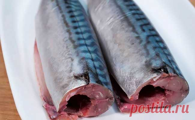 Вкуснее красной рыбы! Закуска, которая готовится сама... Мариную рыбку на праздничный стол. Всего ночь в холодильнике и можно есть. Быстрый рецепт скумбрии. Хранится в маринаде, в холодильнике до недели. Просто всё сложил в судок и в холодильник на ночь.