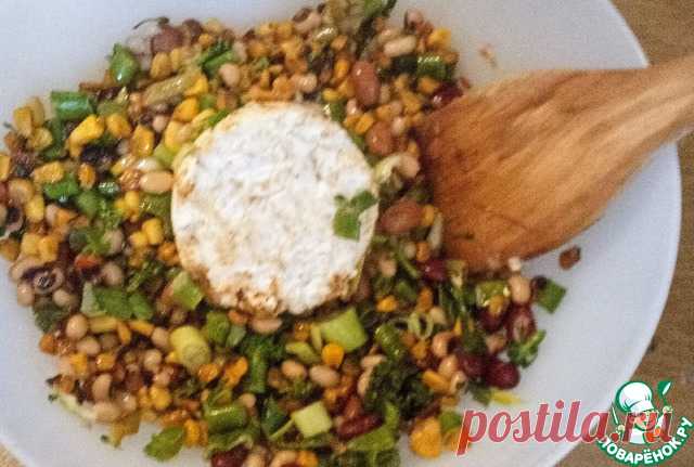 Жареная кукуруза с фасолью и халуми. Салат из обжаренной кукурузы, фасоли и сыра халуми получается контрастным по текстуре, учитывая хрустящесть брокколетти и мягкость фасоли. Заправка из лайма и зелёного лука оживляет салат, а горьковатая сладость обжаренной кукурузы удачно его дополняет. Готовится легко и быстро, всего за полчаса.