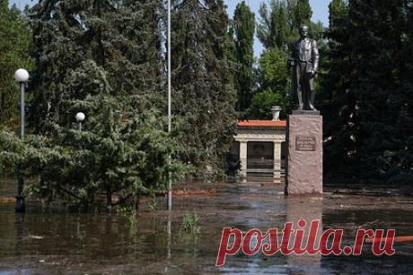 Названа опасность спуска Каховского водохранилища. Полный спуск Каховского водохранилища, который может произойти после разрушения дамбы Каховской ГЭС, оголит вредные отложения. Об этом рассказал эколог, доцент кафедры физической географии мира и геоэкологии МГУ Алексей Медведков. На дне водохранилища накоплены загрязнители.