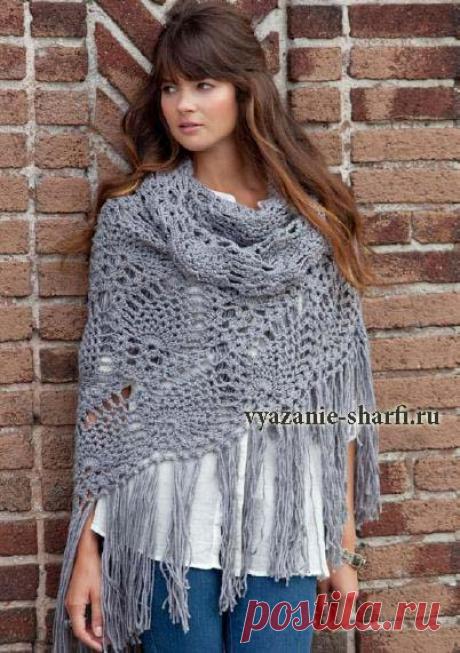 Серая ажурная шаль узором из ананасов