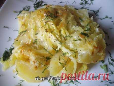 Вкусная картошка в сметане к любому столу
От добавки никто не отказывался!
ИНГРЕДИЕНТЫ:
картофель
сметана
сыр
любая зелень
лук репчатый
специи

РЕЦЕПТ ПРИГОТОВЛЕНИЯ:
Смешиваем сметану с водой 1 х 1, добавляем специи (любые в пакетиках). Хорошо перемешиваем. Лук режем кольцами. Картофель чистим, режем тонкими кружочками и выкладываем слоями на смазанный маслом противень, чередуя с луковыми кольцами. Каждый слой солим. Заливаем сметанной смесью и посыпаем, мелко нарезанной з...
