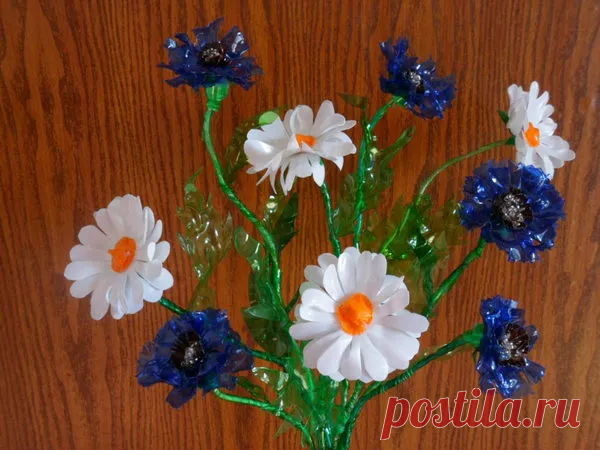 Белые ромашки из пластиковых бутылок