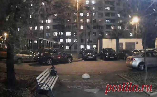 В «Россетях» объяснили отключение света в Чертаново. Причиной отсутствия электричества в столичном районе Чертаново Северное стало автоматическое отключение двух кабельных линий электропередачи напряжением 10 кВ, сообщили РБК в пресс-службе компании «Россети Московский регион».